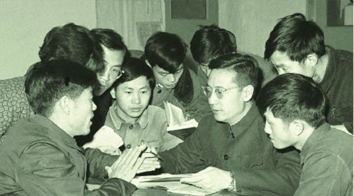 1958年，叶笃正和学生讨论习题.jpg